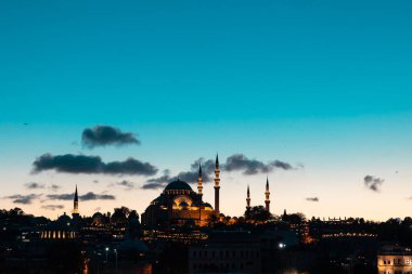 Cami arka planı. Mavi saatte Süleyman Camii ve gökyüzünde bulutlar. Ramazan veya kandil veya laylat al-Qadr veya İslami arkaplan fotoğrafı. Gürültü etkisi dahil.