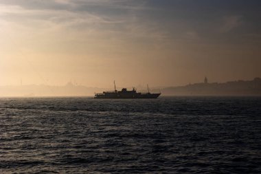 İstanbul. İstanbul 'un şehir manzarası ve sisli havada feribot. Türkiye 'ye seyahat arkaplan fotoğrafı.