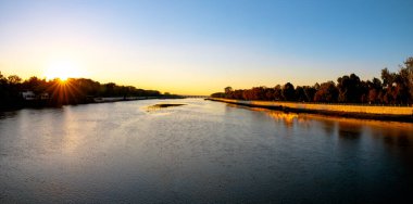 Gün batımında nehir. Gün batımında orman kaplı kıyıları olan büyük bir nehir yatağı. Edirne 'deki Maritsa ya da Evros ya da Meric Nehri.