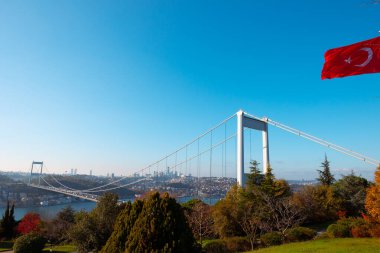 İstanbul. Fatih Sultan Mehmet Köprüsü ve Türk Bayrağı. İstanbul arka plan fotoğrafı.
