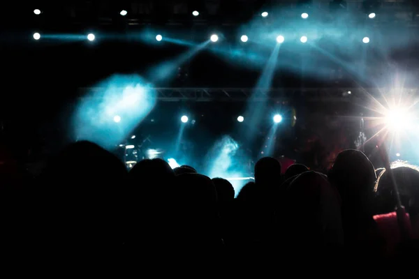 Koncertowe Tło Bezpośredni Reflektor Efekt Mgły Scenie Sylwetka Ludzi Uwzględniono — Zdjęcie stockowe