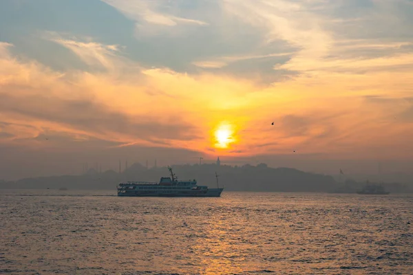 Ferry Istambul Foto Fundo Istambul Pôr Sol Com Nevoeiro Viagem — Fotografia de Stock