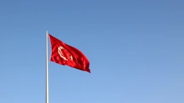 Türk Bayrağı sallıyor. Fotokopi çekilen bayrak direğinde Türkiye bayrağı. El kamerasının etkisi. 4k görüntü