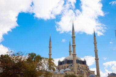 Ramazan fotoğrafı. Gökyüzü bulutlu Edirne Selimiye Camii. Ramazan veya İslami arkaplan fotoğrafı.
