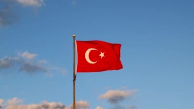 Türk Bayrağı. Türk ulusal günlerinin arka plan görüntüleri. Gökyüzü bulutlu Türkiye bayrağı. 