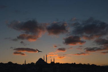 İslami arkaplan. Günbatımında İstanbul 'un silueti. Süleyman Camii ve bulutlu gökyüzü. Ramazan veya kandil veya laylat al-Qadr veya İslami arkaplan fotoğrafı. Gürültü etkisi dahil.