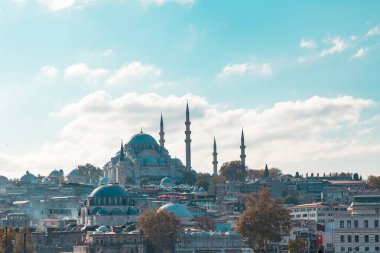 İslami arkaplan. Süleyman Camii ve bulutlu gökyüzü. Cuma namazı veya ramazan veya kandil veya laylat al-Qadr veya İslami arkaplan fotoğrafı.