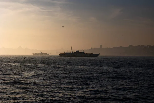 İstanbul arka plan fotoğrafı. İstanbul 'un sisli havasında feribot ve şehir manzarası. Türkiye 'ye seyahat.