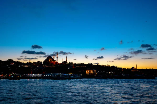 Ραμαζάνι Στην Κωνσταντινούπολη Σιλουέτα Του Αστικού Τοπίου Της Κωνσταντινούπολης Ηλιοβασίλεμα — Φωτογραφία Αρχείου