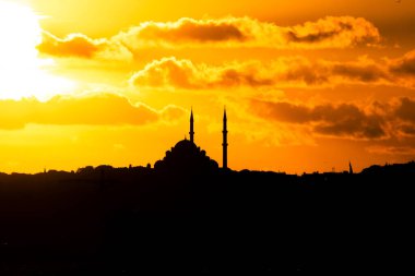 İstanbul camisi. Gün batımında bulutlu gökyüzü ile Fatih Camii. Ramazan veya kandil veya laylat al-Qadr veya İslami arkaplan fotoğrafı.