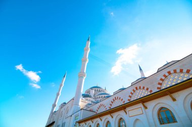 İstanbul 'daki Camlica Camii. Cuma namazı veya ramazan veya kandil veya İslami arkaplan fotoğrafı.