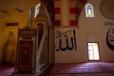 Edirne Eski Camii 'nin duvarında Minbar ve Allah' ın adı yazılı. Ramazan veya kandil veya laylat al-Qadr veya İslami arkaplan fotoğrafı. Edirne Türkiye - 10.25.2021