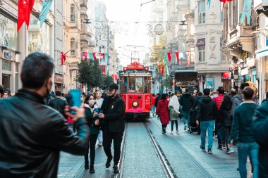 İstiklal Caddesi. Istiklal Caddesi 'nde nostaljik tramvayın fotoğrafını çeken bir turist. İstanbul arka plan fotoğrafı. Türkiye 'ye git. İstanbul Türkiye - 11.13.2021