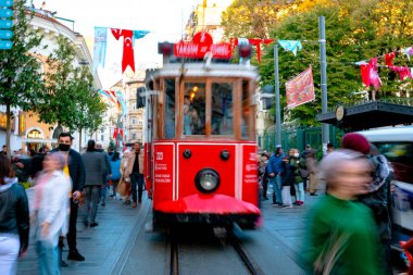 İstanbul 'da İstiklal Caddesi. Hareket bulanıklığı ve Istiklal caddesinde tramvay. İstanbul Türkiye - 11.13.2021