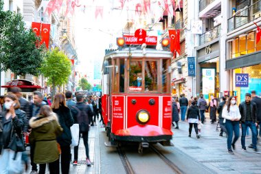 İstanbul. Istiklal Caddesi 'nde turist ve nostaljik tramvay. İstanbul arka plan fotoğrafı. Türkiye 'ye git. İstanbul Türkiye - 11.13.2021