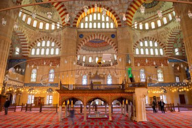Ramazan fotoğrafı. Edirne Selimiye Camii 'nin içi. Ramazan veya kandil veya laylat el Kadir veya İslami dikey arkaplan fotoğrafı. Edirne Türkiye - 10.25.2021