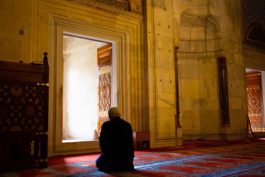 İslami arkaplan. Müslüman adam namaz kılmayı ya da camide namaz kılmayı bekliyor. Ramazan veya oruç veya kandil veya laylat el Kadir veya İslami arkaplan fotoğrafı. Edirne Türkiye - 10.25.2021