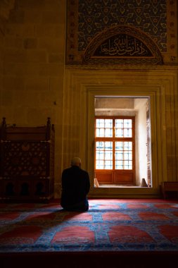 İslami arka plan fotoğrafı. Müslüman adam namaz kılmayı ya da camide namaz kılmayı bekliyor. Ramazan veya oruç veya kandil veya laylat el Kadir veya İslami arkaplan fotoğrafı. Edirne Türkiye - 10.25.2021