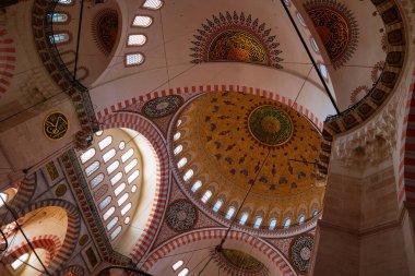İslami mimari arka plan fotoğrafı. İstanbul 'daki Süleyman Camii' nin kubbeleri. Ramazan veya kandil veya laylat al-Qadr veya İslami arkaplan fotoğrafı. İstanbul Türkiye - 10.29.2021