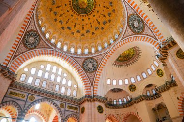 Süleyman Camii. Cami kubbesinin arka plan fotoğrafı. Ramazan veya kandil veya laylat al-Qadr veya İslami arkaplan fotoğrafı. İstanbul Türkiye - 10.29.2021