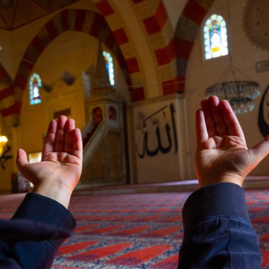 İslam geçmişi. Müslüman adam el kaldırarak dua ediyor..