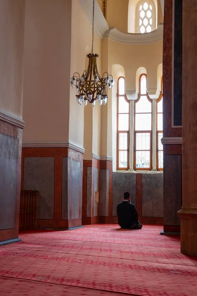 Histoire du Ramadan. Un musulman prie dans la mosquée Zeyrek — Photo