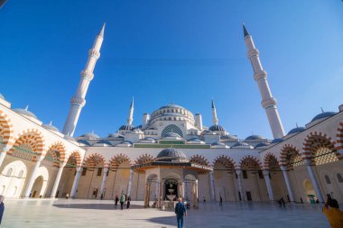 Ramazan fotoğrafı. Camlica Camii 'nin avlusundaki insanlar 