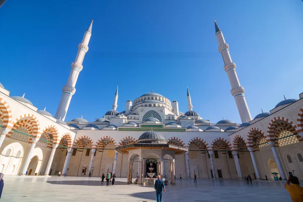 Ramazan fotoğrafı. Camlica Camii 'nin avlusundaki insanlar 