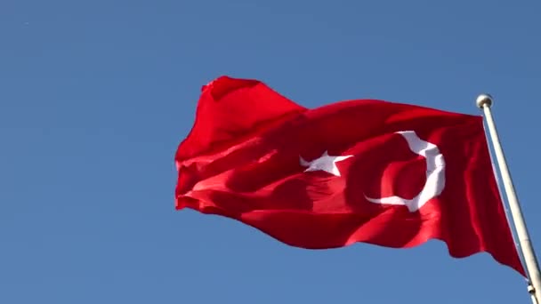 Bandeira Turca. Acenando Bandeira da Turquia no mastro da bandeira — Vídeo de Stock
