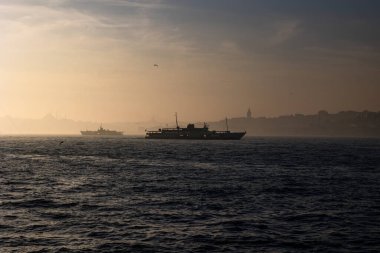 İstanbul arka plan fotoğrafı. İstanbul feribot ve şehir manzarası sisli havada