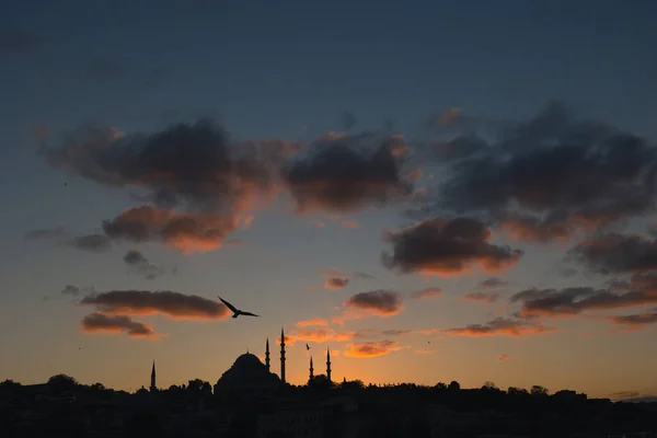 Photo de fond islamique. Silhouette d'Istanbul au coucher du soleil — Photo