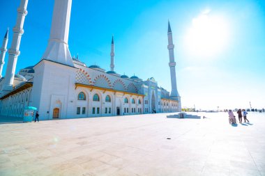 İstanbul 'daki Camlica Camii. Camlica Camii 'ni ziyaret eden insanlar. Ramazan veya İslami arkaplan fotoğrafı. İstanbul Türkiye - 9.27.2021