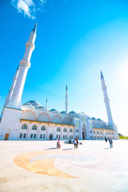Camlica Camii. İslami arka plan fotoğrafı. Ramazan veya kandil veya İslami dikey arka plan sesi. İstanbul Türkiye - 9.27.2021: 