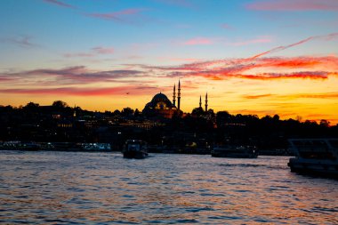Kandil arka plan fotoğrafı. Günbatımında Süleyman Camii. Dramatik bulutlar. Ramazan veya kandil veya laylat al-Qadr veya İslami arkaplan fotoğrafı. Gürültü dahil ve binalar üzerine seçici odaklanma.