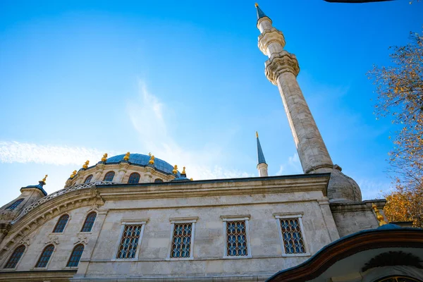 ヌスレイユ モスク コピースペースとイスタンブールの背景写真のモスク ラマダーン月やイスラム教の背景写真 — ストック写真