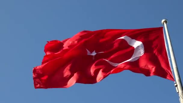 Türkische Flagge Das Schwenken Der Türkischen Flagge Auf Blauem Hintergrund — Stockvideo