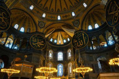 İslami arkaplan. Ayasofya 'nın İstanbul' daki iç kesimi. Ramazan veya kandil veya laylat al-Qadr veya İslami arkaplan fotoğrafı. Gürültü efekti uygulandı. İstanbul Türkiye - 10.6.2021