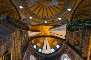 İslami arkaplan. Ayasofya 'nın alçak açılı görüntüsü. Ramazan veya kandil veya laylat al-Qadr veya İslami arkaplan fotoğrafı. Gürültü etkisi de dahil. İstanbul Türkiye - 10.6.2021