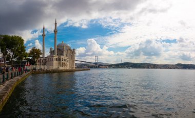 İstanbul manzarası. Boğaz Köprüsü ve Ortakoy Camii 'nin panoramik manzarası. Ramazan ya da Türkiye 'ye seyahat. İstanbul Türkiye - 9.14.2021
