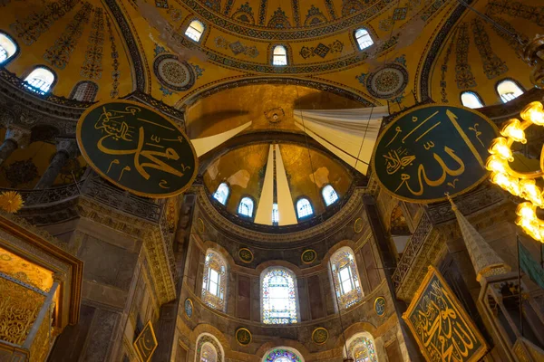 Ramazan fotoğrafı. Allah 'ın ve Peygamber Muhammed' in isimleri. Ramazan veya kandil veya laylat al-Qadr veya İslami arkaplan fotoğrafı. Gürültü etkisi de dahil. İstanbul Türkiye - 10.6.2021
