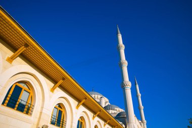 Kandil arka plan fotoğrafı. İstanbul 'daki Camlica Camii. Ramazan veya kandil veya laylat al-Qadr veya İslami arkaplan fotoğrafı.