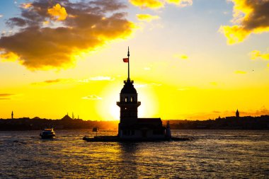 Bakire Kulesi. Gün batımında bulutlu gökyüzü ile Kiz Kulesi veya Maiden 's Tower. İstanbul arka plan fotoğrafı.