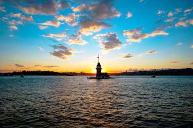 İstanbul arka plan fotoğrafı. Gün batımında bulutlu gökyüzü olan Bakire Kulesi. Türkiye 'ye seyahat konsept fotoğrafı.