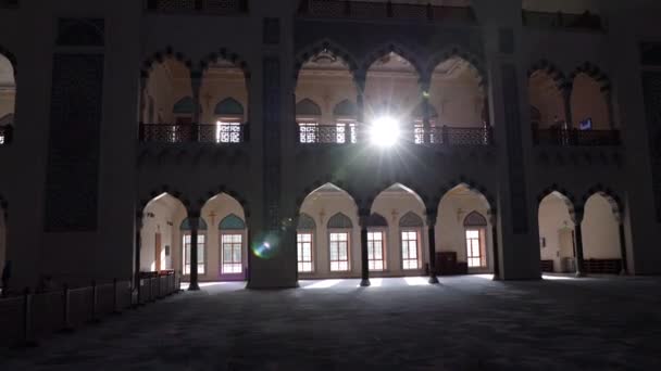 Islamisches Hintergrundvideo. Direktes Sonnenlicht in der Moschee — Stockvideo