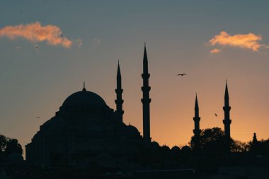 Kadr arkaplanı. Gün batımında Süleyman Camii 'nin silueti. Ramazan veya kandil veya laylat al-Qadr veya İslami arkaplan fotoğrafı. Gürültü dahil.