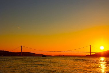 İstanbul arka planı. İstanbul 'da gün batımında Boğaziçi Köprüsü. Türkiye 'ye Seyahat kavramı.