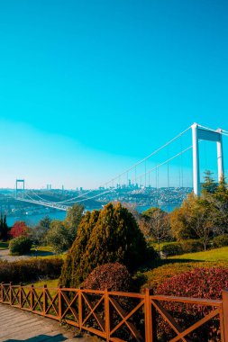 İstanbul arka planı. Otagtepe 'den Fatih Sultan Mehmet Köprüsü dikey görünümü. Türkiye 'ye seyahat hikayesinin arka plan fotoğrafı.
