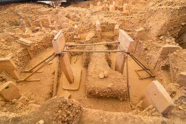 Göbeklitepe. Sanliurfa 'daki Göbeklitepe arkeoloji sahasındaki sütunlar. Türkiye 'ye seyahat arkaplan fotoğrafı.