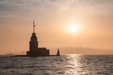 Kiz Kulesi. Gün batımında Bakire Kulesi 'nde. İstanbul 'daki Bakire Kulesi' nin silueti. İstanbul arka plan fotoğrafı.