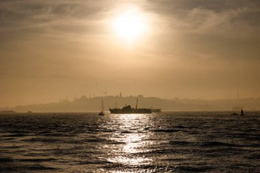 İstanbul. İstanbul 'un sisli havasında feribot ve şehir manzarası. Türkiye 'ye seyahat arkaplan fotoğrafı.
